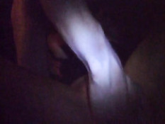 Светловолосая девка в очках с наслаждением сосёт длинный член