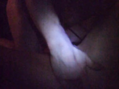 Светловолосая девка в очках с наслаждением сосёт длинный член