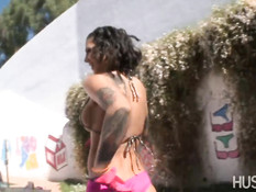 Татуированная брюнетка Bonnie Rotten сквиртует и сосёт парню хуй