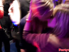 Молодые шалавы танцуют и отсасывают члены на шумной вечеринке
