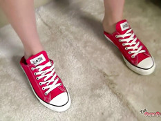 Худая брюнетка с маленькой грудью Zoe Voss делает парню минет