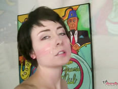 Худая брюнетка с маленькой грудью Zoe Voss делает парню минет