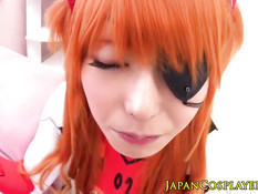 Японская любительница косплея Chika Arimura сосёт мужчине член