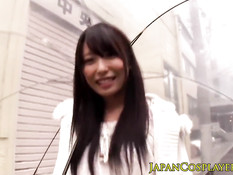 Японская любительница косплея Chika Arimura сосёт мужчине член