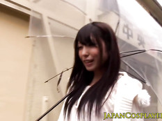 Японская любительница косплея Chika Arimura сосёт мужчине член