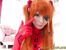 Японская любительница косплея Chika Arimura сосёт мужчине член