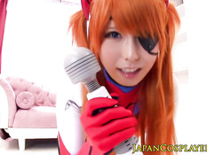 Японская любительница косплея Chika Arimura сосёт мужчине член