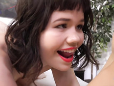 Бойфренд залил спермой лицо девчонки с волосатым лобком Yhivi