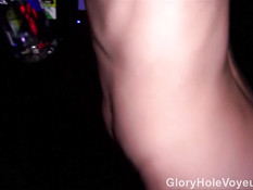 Брюнетка с тату высосала сперму из вставленного в отверстие члена