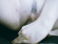 Шлюшка с фиолетовыми волосами Cherry Crush изображает собаку