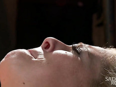 Грудастая блондинка с кляпом во рту Cherie DeVille пробует БДСМ