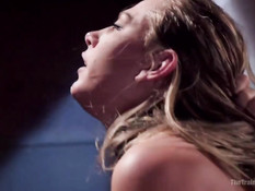 Связанная блондинка с пирсингом сосков Carter Cruise сосёт член