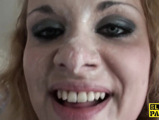 Кудрявую британскую шлюху в ошейнике жёстко отодрали в жопу