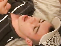 Гомосексуальные ребята кончают в лицо своим молодым приятелям