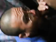 Азиатский гей с длинным членом принял душ и дал другу пососать