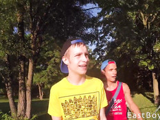 Молодые гомосексуальные парни принимают душ и дрочат на диване