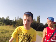 Молодые гомосексуальные парни принимают душ и дрочат на диване