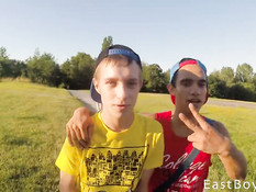 Молодые гомосексуальные парни принимают душ и дрочат на диване