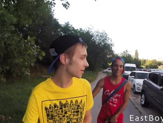 Молодые гомосексуальные парни принимают душ и дрочат на диване