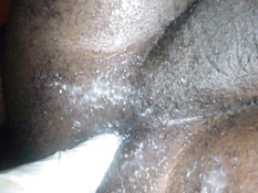 Смуглый гей вставляет фаллоимитатор в свой хорошо смазанный зад