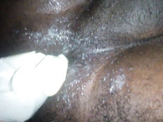 Смуглый гей вставляет фаллоимитатор в свой хорошо смазанный зад