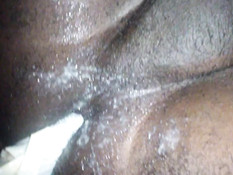 Смуглый гей вставляет фаллоимитатор в свой хорошо смазанный зад