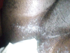 Смуглый гей вставляет фаллоимитатор в свой хорошо смазанный зад