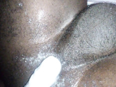 Смуглый гей вставляет фаллоимитатор в свой хорошо смазанный зад