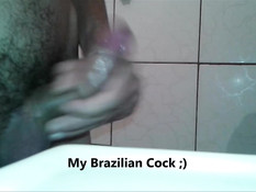 Гомосексуальный бразильский парень над раковиной дрочит член