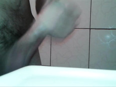 Гомосексуальный бразильский парень над раковиной дрочит член