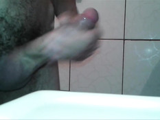 Гомосексуальный бразильский парень над раковиной дрочит член