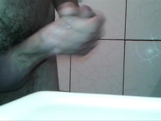 Гомосексуальный бразильский парень над раковиной дрочит член