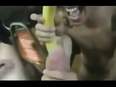 Весёлый молодой гей с тату снял с приятеля трусы и отсосал пенис