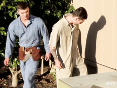 Молодые рабочие геи занимаются любовью в ремонтируемом доме