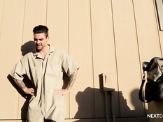 Молодые рабочие геи занимаются любовью в ремонтируемом доме