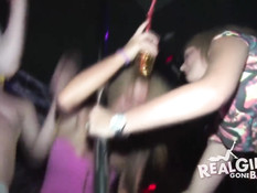 Девушки обнажаются и показывают стриптиз на шоу в ночном клубе