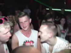 Девушки обнажаются и показывают стриптиз на шоу в ночном клубе