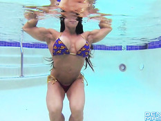 Зрелая бодибилдерша Denise Masino мастурбирует клитор в бассейне