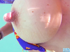 Зрелая бодибилдерша Denise Masino мастурбирует клитор в бассейне