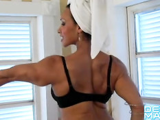 Зрелая бодибилдерша Denise Masino принимает ванну в колготках