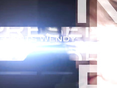 Две неопытные английские девушки учатся делать мужчине минет