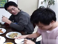 Азиатская домохозяйка отсасывает мужу хуй и ебётся с любовником