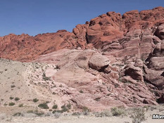 Зрелая альпинистка отсасывает у парня хуй и ебётся раком в горах