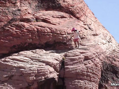 Зрелая альпинистка отсасывает у парня хуй и ебётся раком в горах