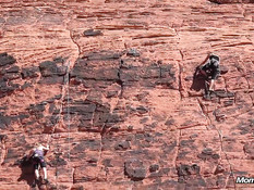 Зрелая альпинистка отсасывает у парня хуй и ебётся раком в горах