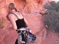 Зрелая альпинистка отсасывает у парня хуй и ебётся раком в горах