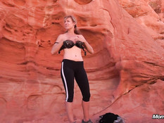 Зрелая альпинистка отсасывает у парня хуй и ебётся раком в горах