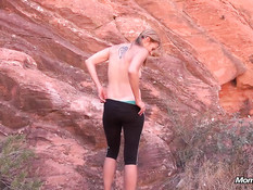 Зрелая альпинистка отсасывает у парня хуй и ебётся раком в горах