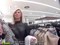 Парень снимает девок и предлагает отсосать в примерочной кабинке