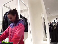 Парень снимает девок и предлагает отсосать в примерочной кабинке